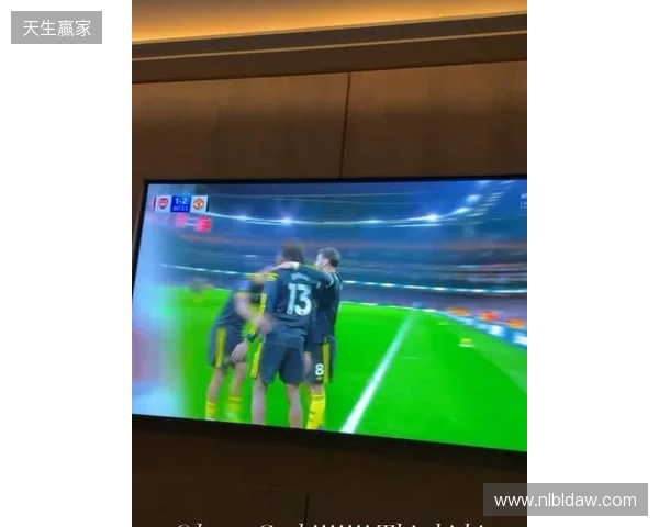 齐尔克泽晒在家看直播照片：我的天哪！！多古太牛了！