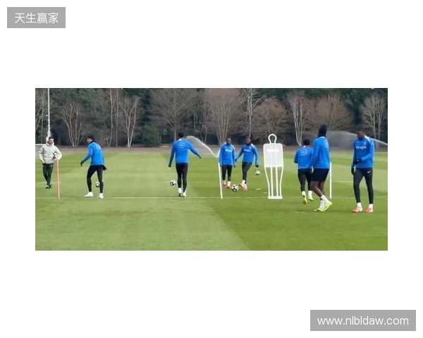 跟队:埃斯特旺参加了切尔西的公开训练,里斯、约恩森缺席